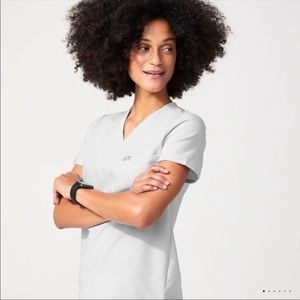 Figs Catarina 1 pocket scrub top, Space grey